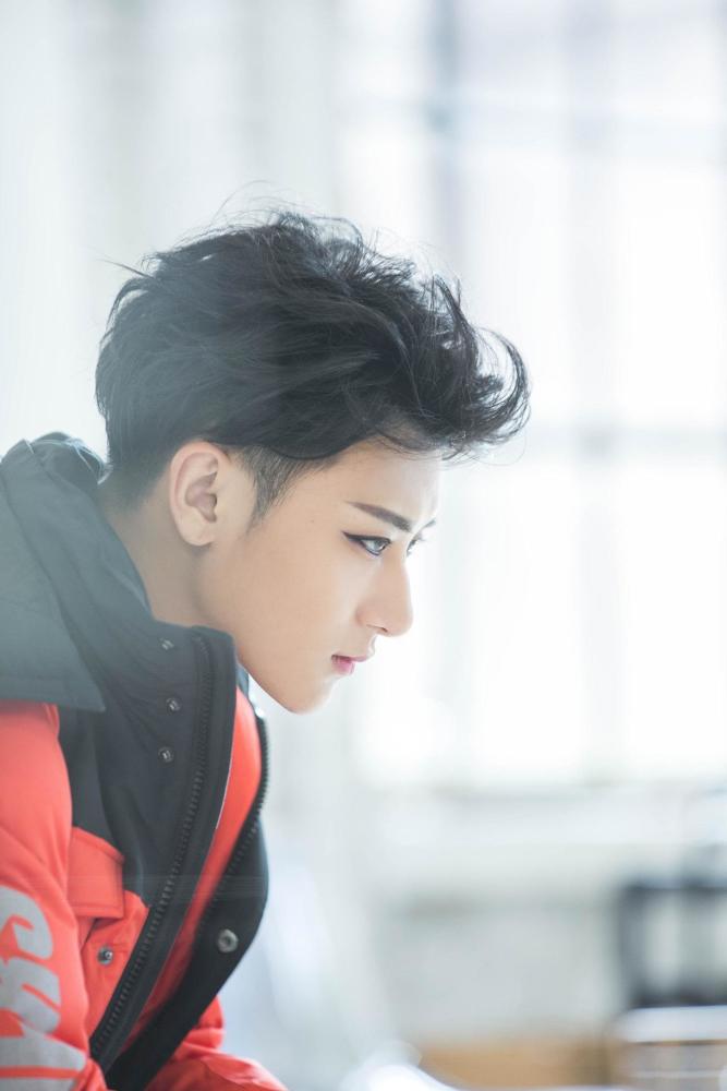 黄子韬化身冬日阳光 橙蓝色彩夺目来袭