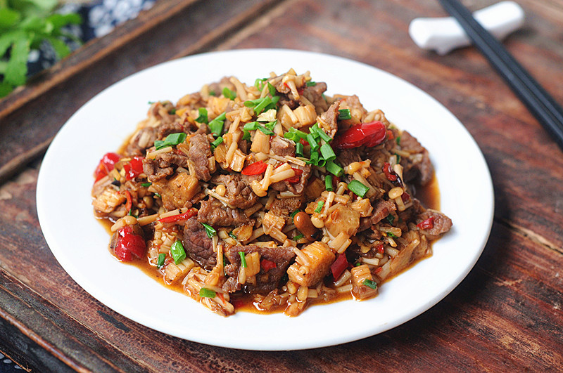 冬天，金针菇和它是绝配，呲溜爽滑，每次炒一盘，儿子都吃撑