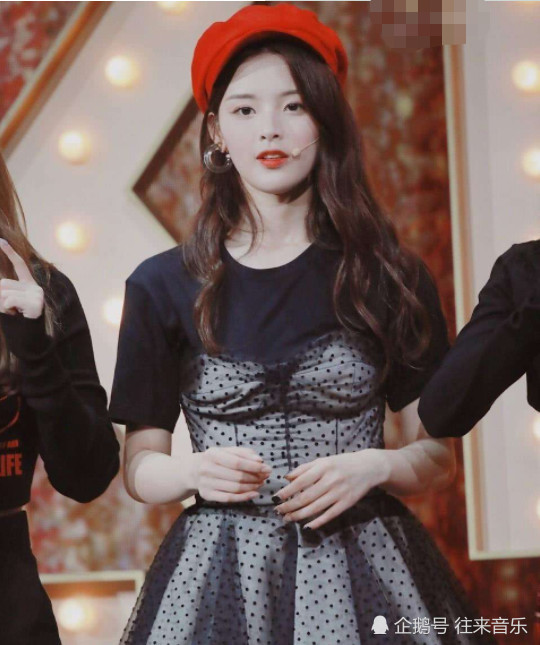 杨超越锦鲤人设崩塌了!做出这一举动引争议,网