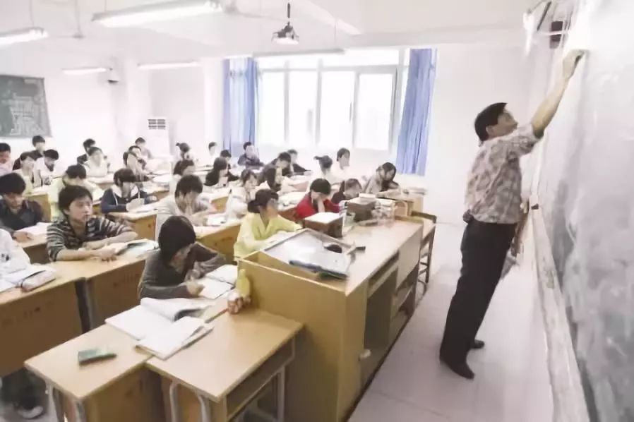 在中国,中小学教师薪酬待遇真的很低吗?