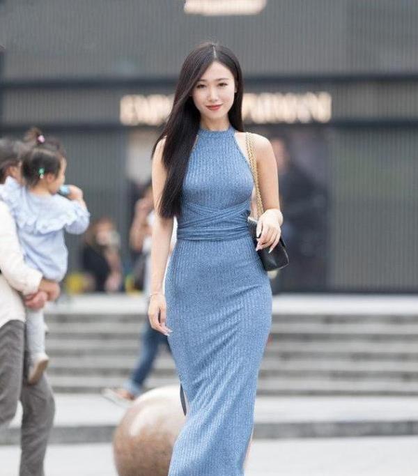 街拍:穿黑丝的公司高管,黑色礼服的优雅贵妇,优雅惊艳的女神!