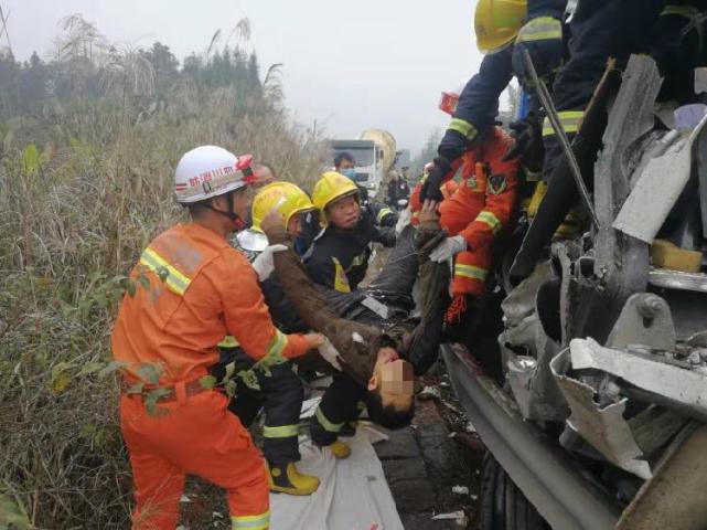 成渝环线高速发生车祸致3死4伤