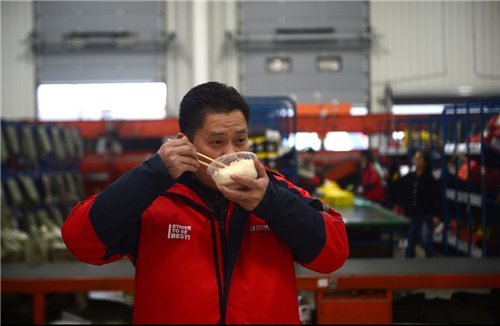 长沙快递员一天送400多件快递 吃饭上厕所5分
