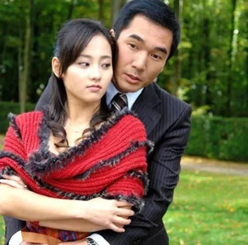 方中信带港姐妻子与10岁女儿看电影，一家三口的颜值差异大