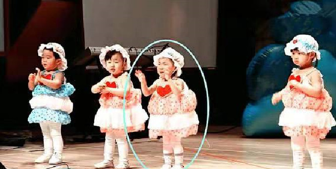 幼儿园组织表演活动,其中一位小朋友的举动,老