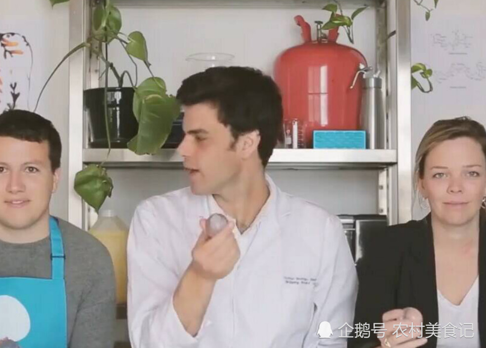 国外大学生发明可食水球,试图替代矿泉水,却因