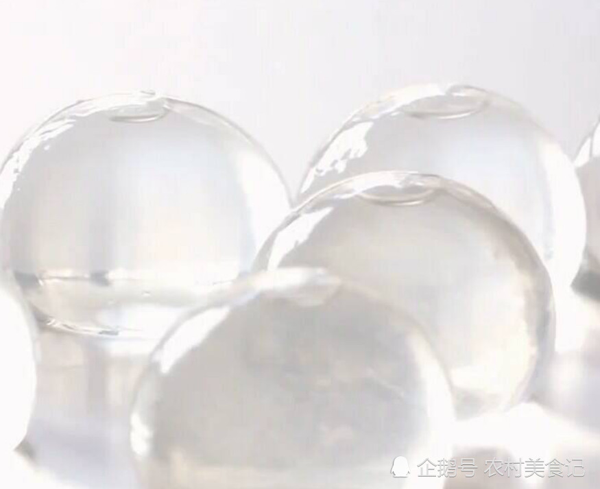 国外大学生发明可食水球,试图替代矿泉水,却因