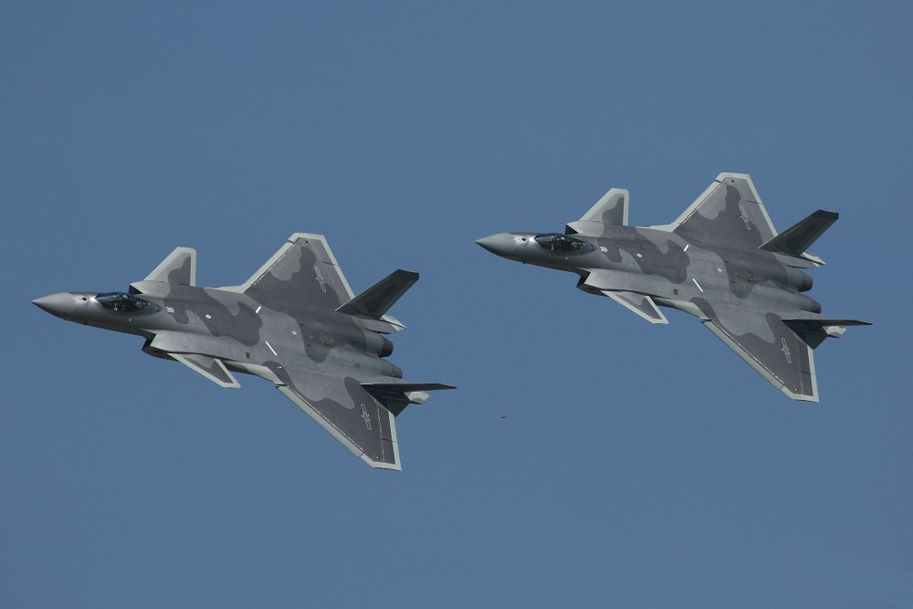 歼20不装备机炮，空战全靠导弹，遇到近距格斗如何拼刺刀?