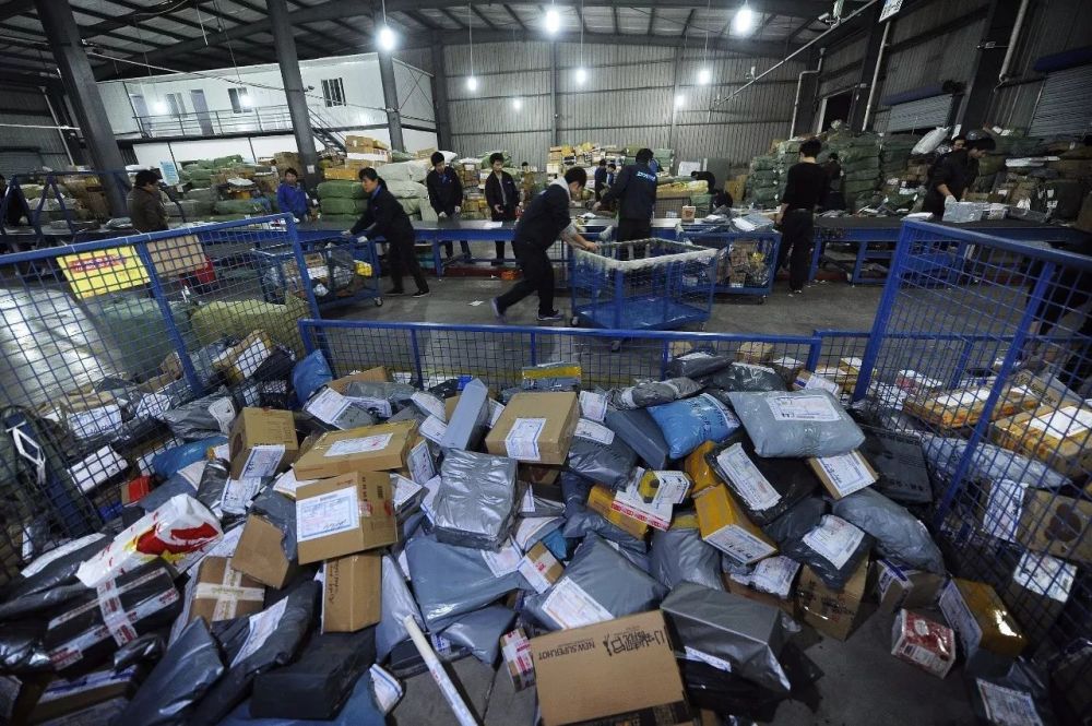 脚踹脚踩分拣员暴力分拣快递,中通快递已回应