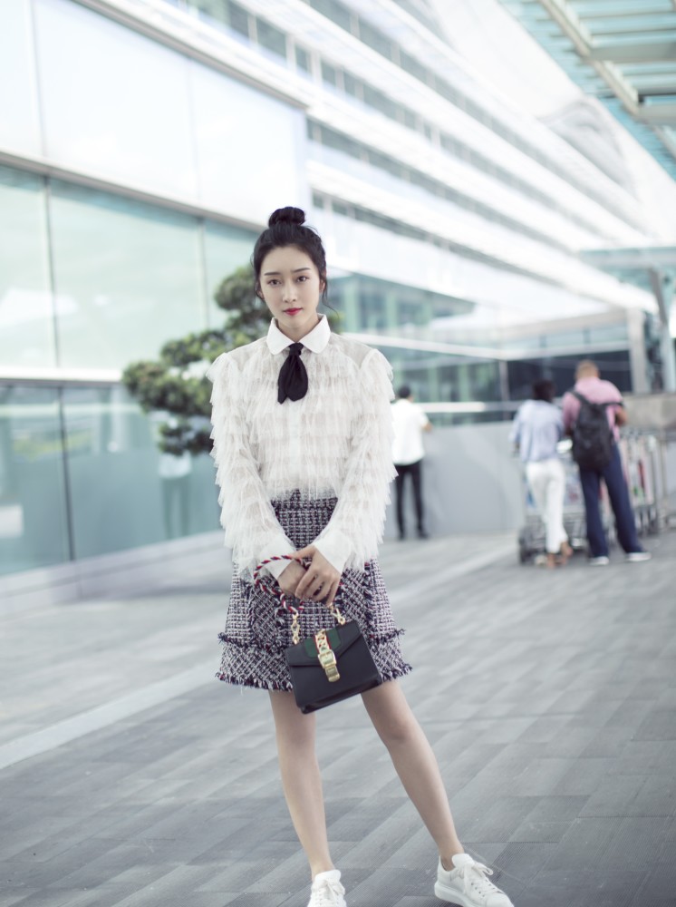 真不低调,丝绒长裙搭配贝雷帽复古又温婉,真漂亮