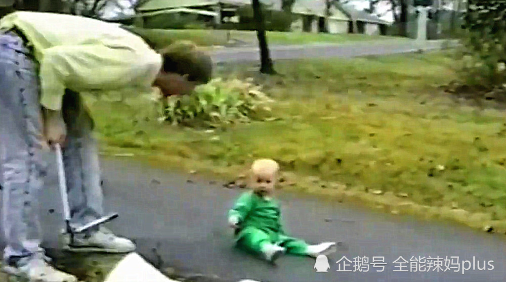 婴儿学走路眼看要摔倒,下一秒的画面好神奇!网