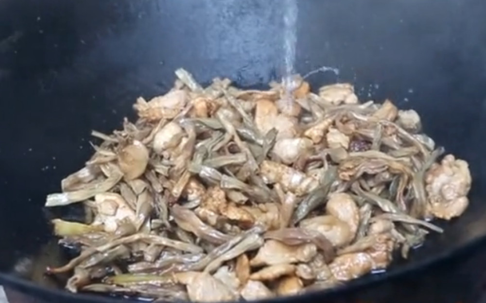 实拍苗大姐吃午餐,一道干豆炒肉配一碗饭,吃着