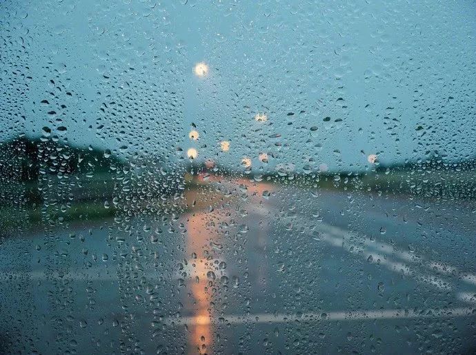 不属于我的伞,我宁愿淋雨走!