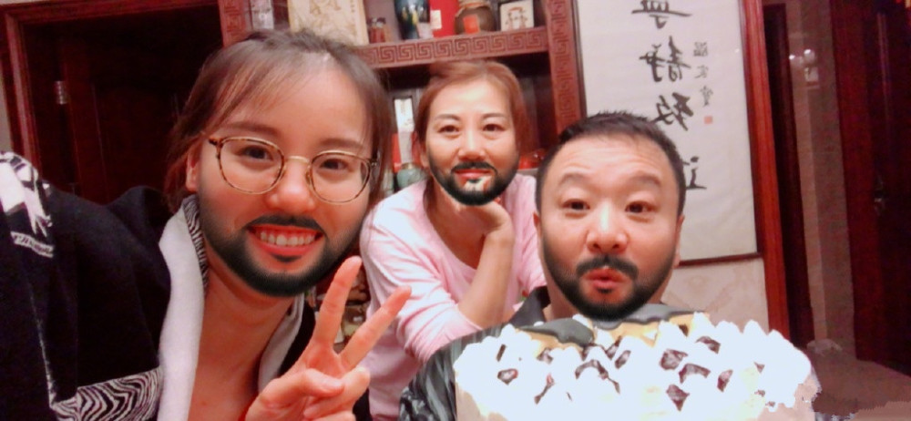 傅园慧为家人庆生,再现表情包变身大胡子糙汉