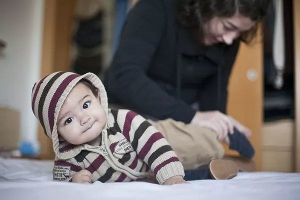 宝宝七个月坐不稳,八个月还不会爬,是发育迟缓