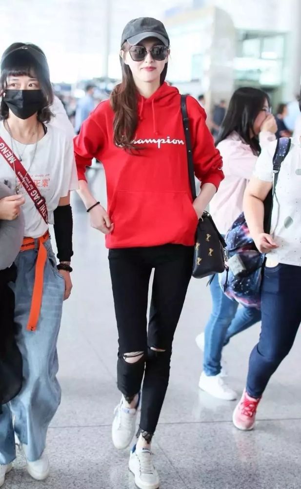 女明星的卫衣穿搭法?学会你也可以这样美