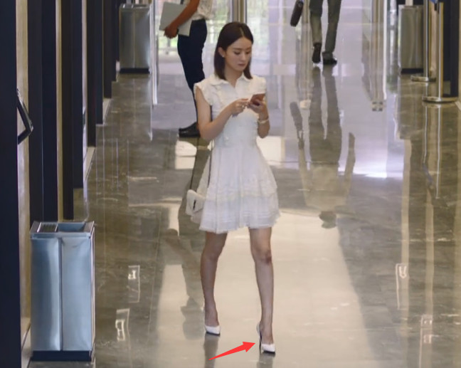赵丽颖离不开"鞋垫"郑爽却拒绝"高跟:演技不够,身高来凑!
