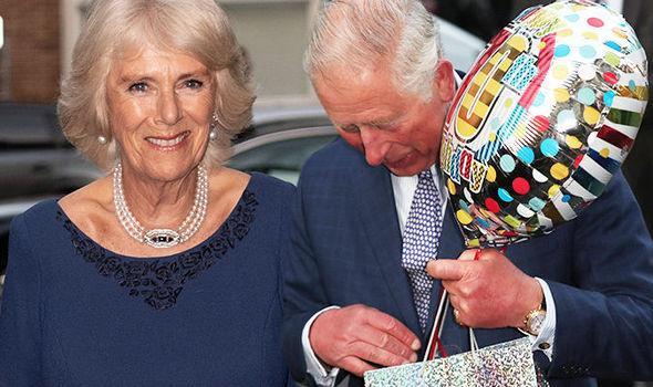 71岁卡米拉穿墨蓝色裙仍是A4腰!外媒回顾查尔