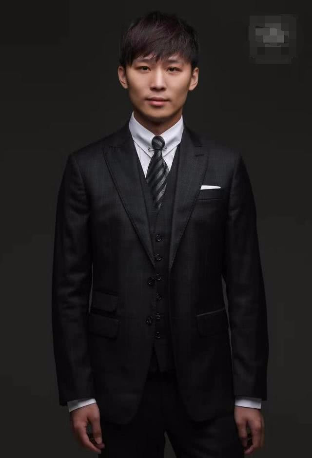 郑爽现任男友正面西装照公开 网友拿张翰以及