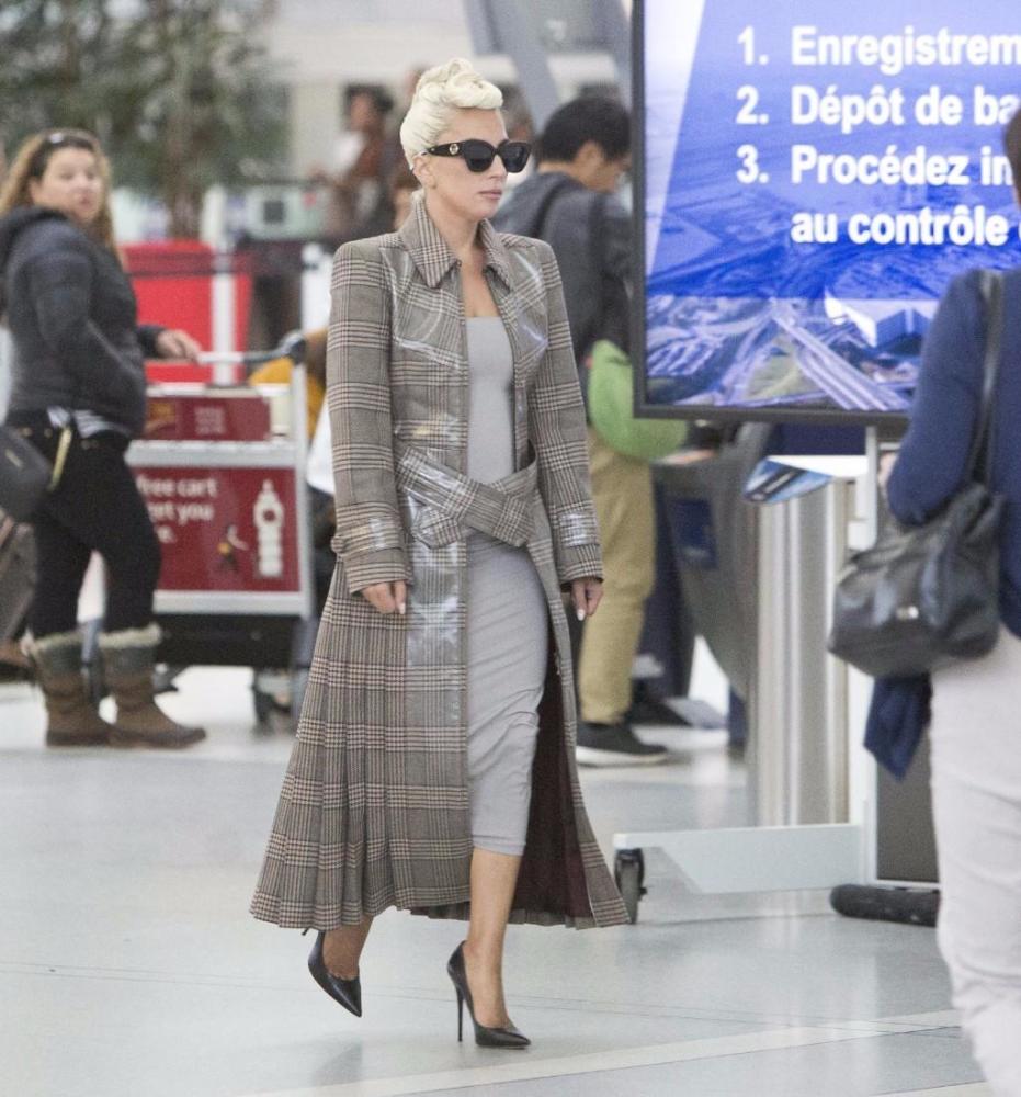 gaga踩细高跟单脚蹲凳子上,姿势难度系数五颗