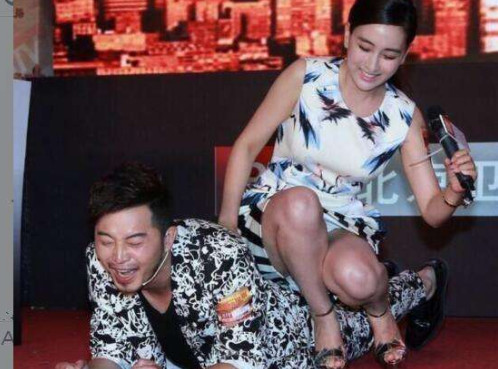 被黑人掰开双腿后,马苏又做出这一"壮举",身下的沙溢
