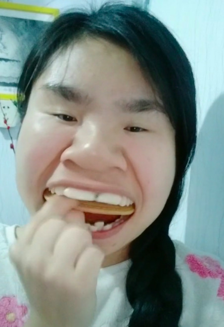饼干在图片吃校服,都吃不进去,接下来的一清纯女生女生大全宿舍图片