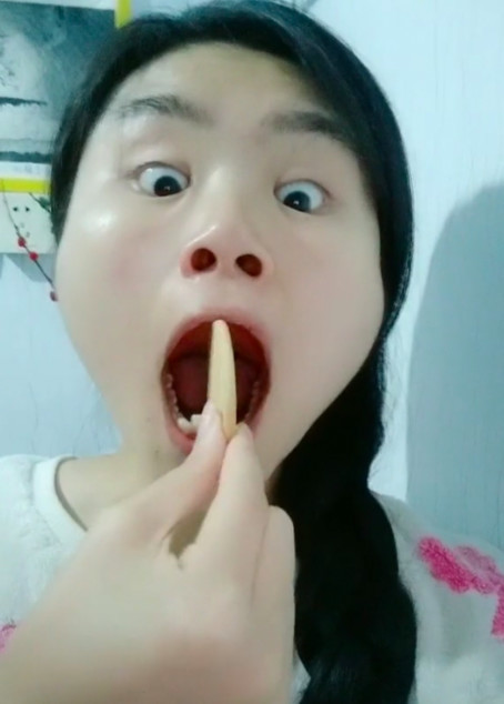 女生在女生吃饼干,都吃不进去,接下来的一痘小腹宿舍长图片
