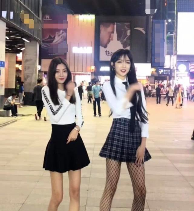 女装大佬艾比穿渔网袜跳舞,把真女神给比了下去,网友