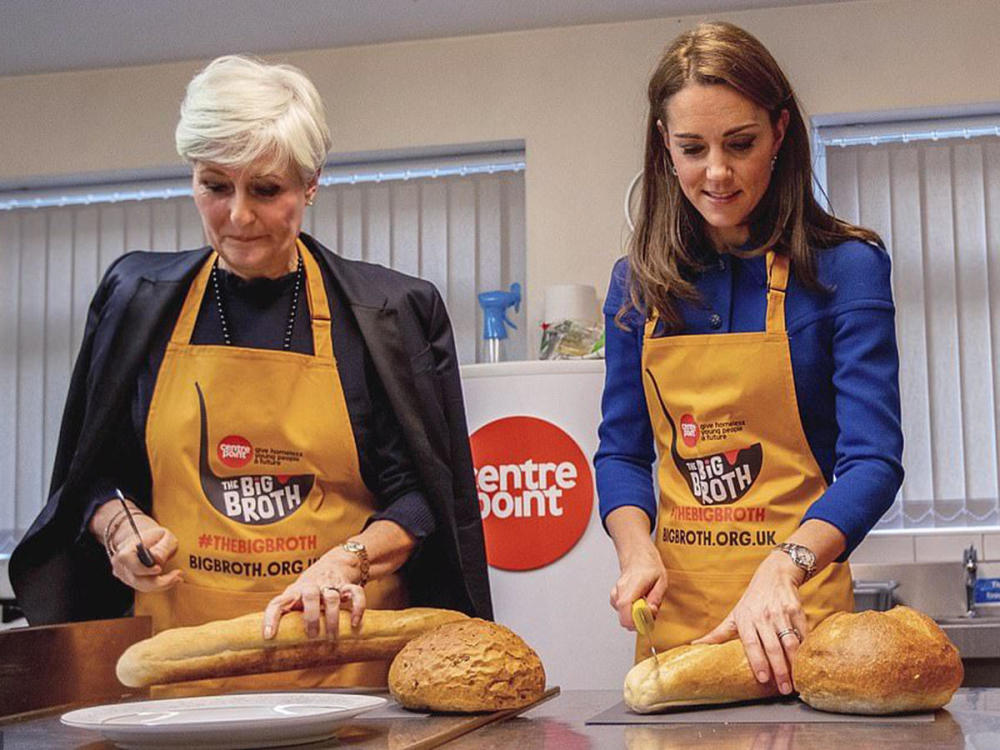 凯特王妃一袭皇家蓝呢子裙,尽显优雅好气质