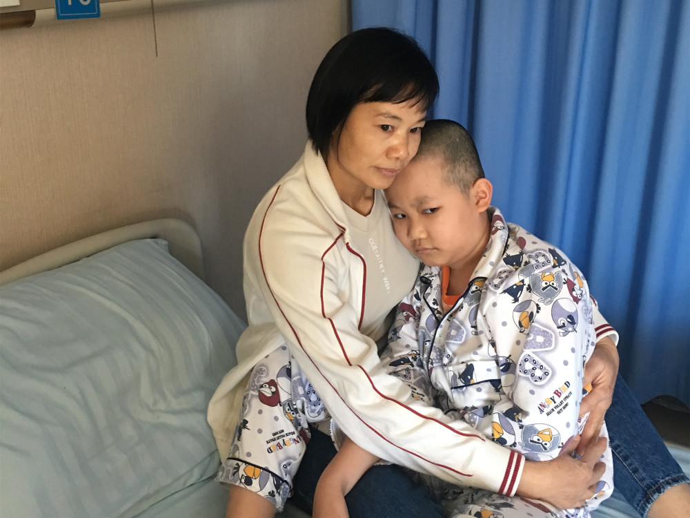 78岁老人挑80斤玉米去卖 为给9岁白血病孙子换续命钱