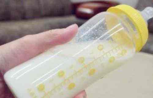 人工喂养时不要在宝宝平躺时喂奶,新手妈妈要