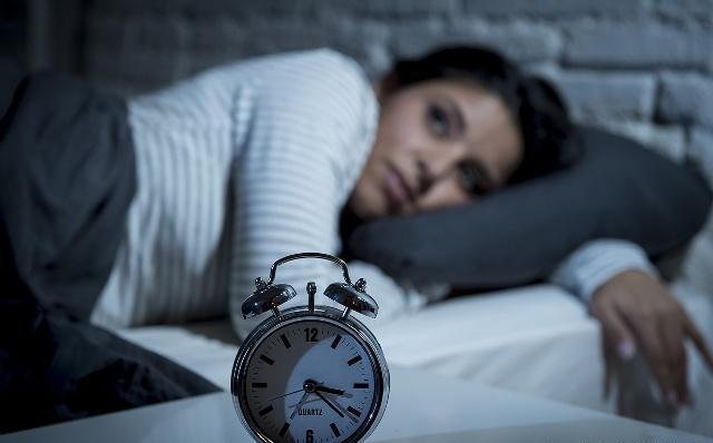 经常半夜醒来后难以入眠?可能是这3种原因导致,不妨一看