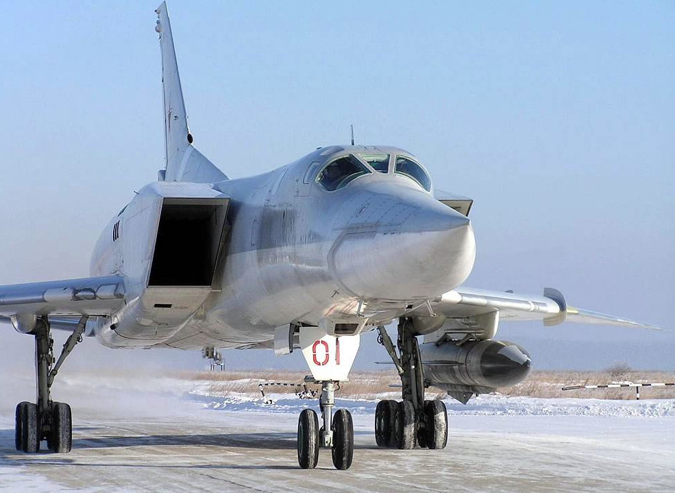 俄飞行员灌下一瓶伏特加,驾轰炸机竟锁定英国