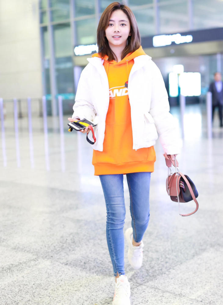 谭松韵真会穿,橘色卫衣搭配白色外套俏皮成少