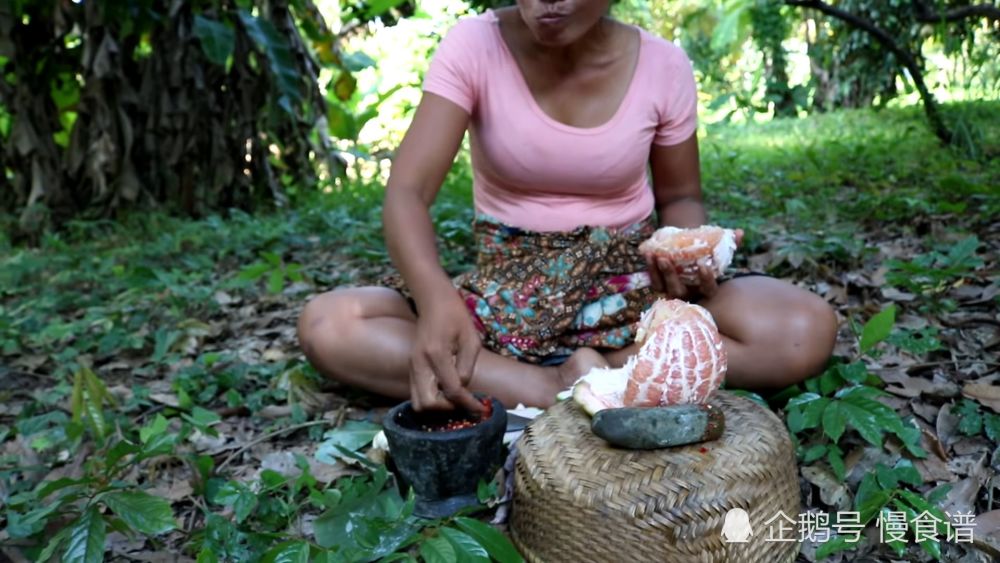 泰国小姐姐一个人去摘柚子,我以为能直接吃,果
