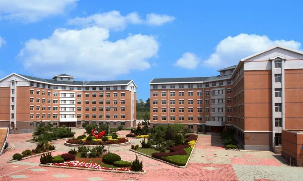 学校近三年生源数据: 学校简介: 大连市第二十三中学是大连市教育局所