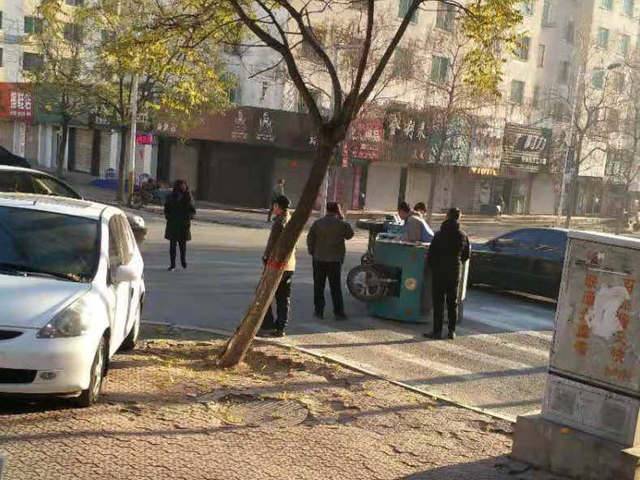 调兵山私家车与电动三轮车相撞 电动车被撞翻