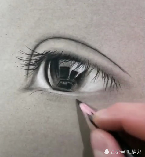 小伙儿两只铅笔画眼睛,最后画出一滴眼泪挂在眼角时,我心动了