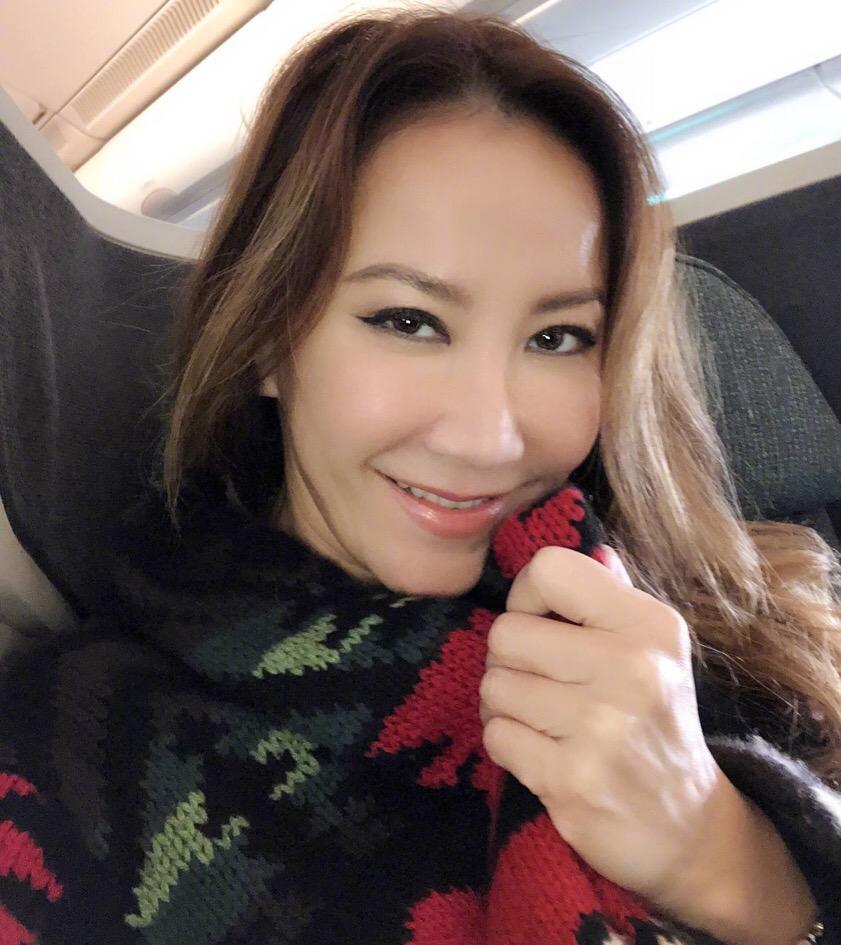 李玟43岁不显老 晒近照皮肤光滑白皙嫩如婴儿