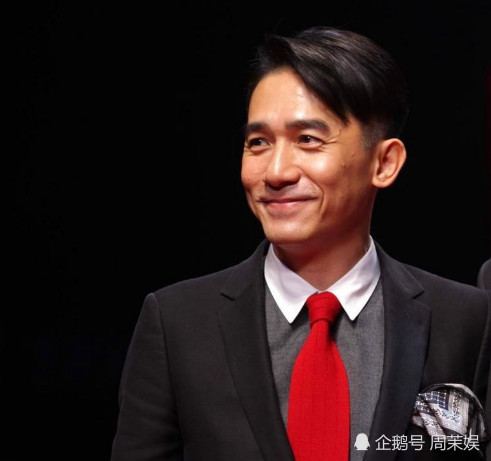 56岁梁朝伟近照：五届金像影帝今容颜已显老，两位前任美貌出众