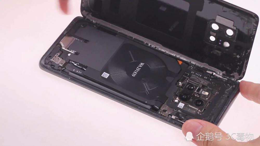华为Mate20拆机:结构异常复杂比iPhoneXS难拆多了