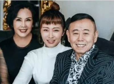 60岁的潘长江宣布老来得子，看到其“儿子”后众人笑翻