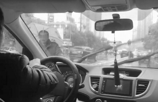 湘雅医院带路人拦车揽客 收取数十元带路费被