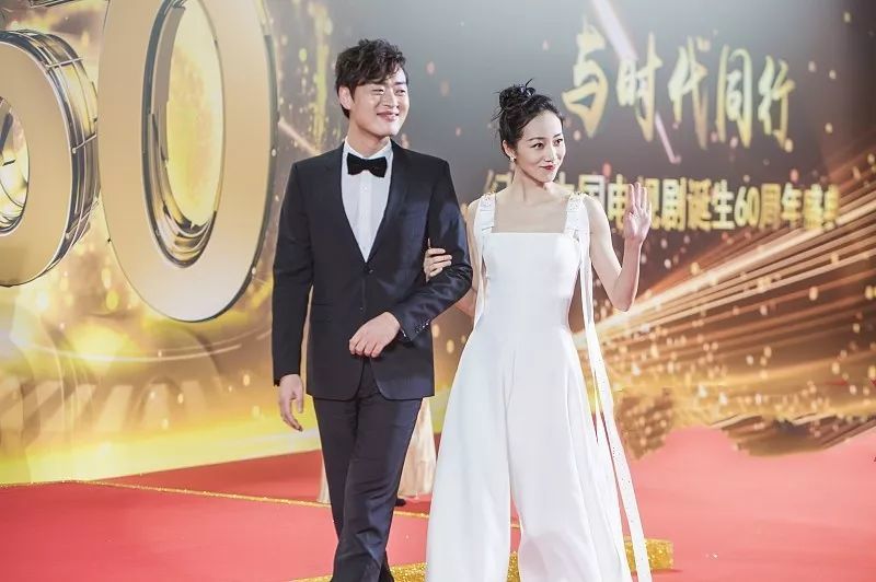 奚梦瑶T台白衣气场足,韩雪不惧身高差穿同款,