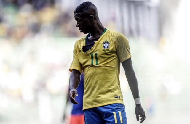 最强00后牛尾巴过人 被对手撕破球衣 天赋溢出