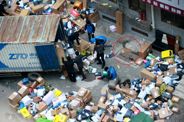 实拍!郑州快递遭暴力分拣:包裹被扔飞踩碎