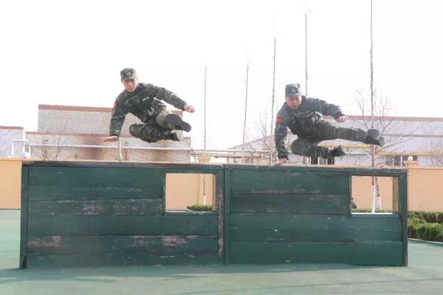 解放军为何要练400米障碍跑?这里面大有讲究