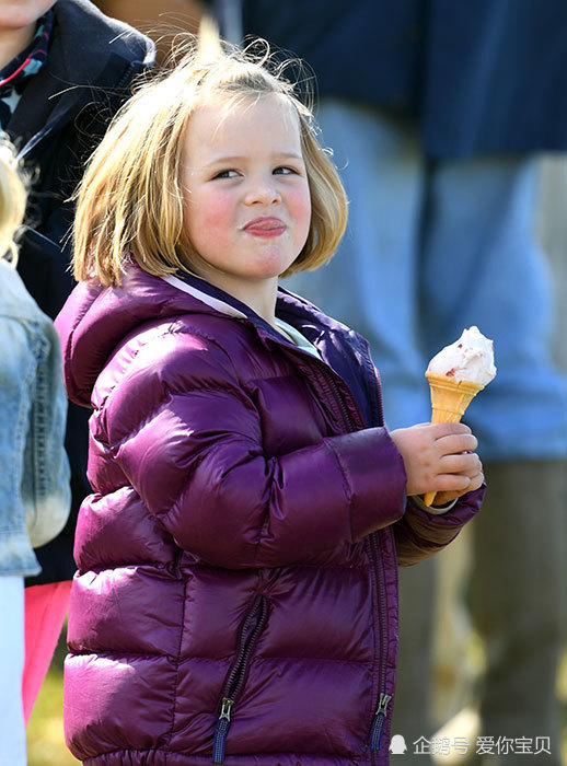 乔治小表妹米娅超可爱,神似童年安妮公主,吐舌