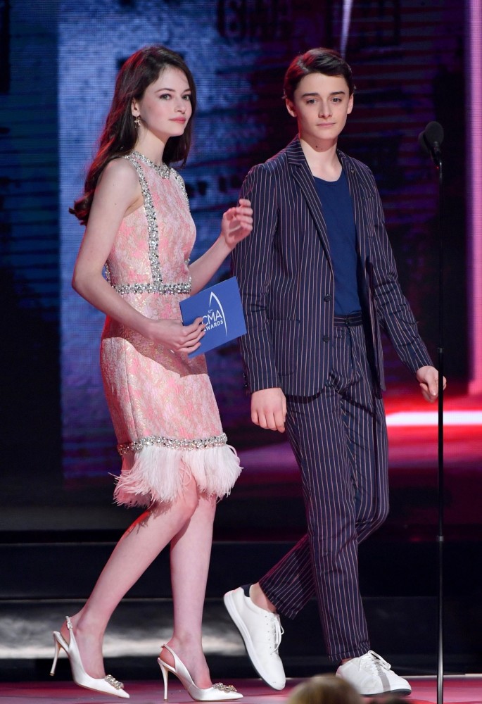 麦肯基·弗依终于长大了,穿粉色连衣裙少女又