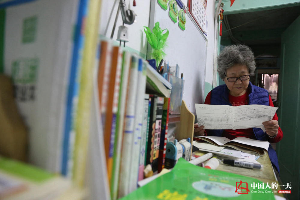 73岁奶奶小屋里办托管班 不会英语却教出20多